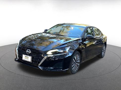 Used 2025 Nissan Altima 2.5 SV image 3