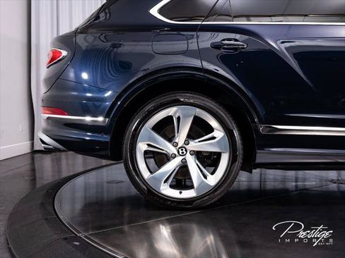 Used 2023 Bentley Bentayga Extended Wheelbase AWD/4WD image 15