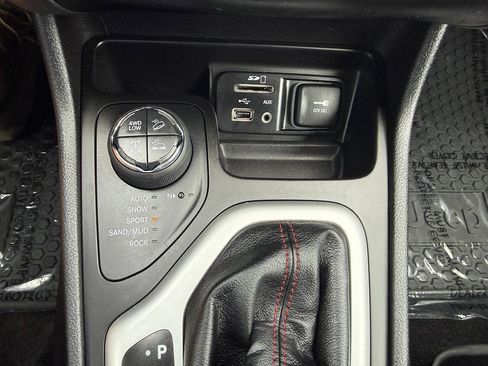 Used 2018 Jeep Cherokee Trailhawk w/ Comfort/Convenience Group AWD/4WD image 44