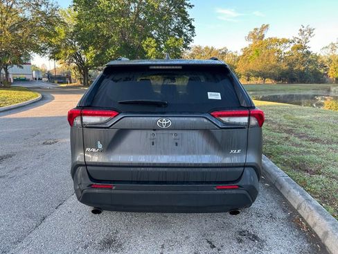 Used 2022 Toyota RAV4 XLE Premium image 4