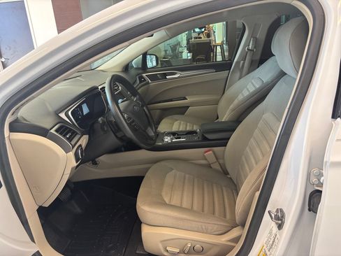 Used 2019 Ford Fusion SE FWD image 12
