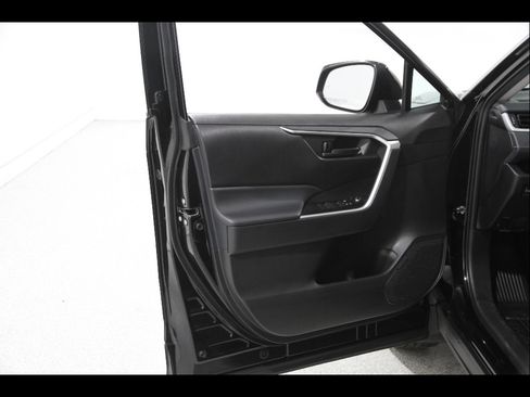 Used 2024 Toyota RAV4 LE AWD/4WD image 4