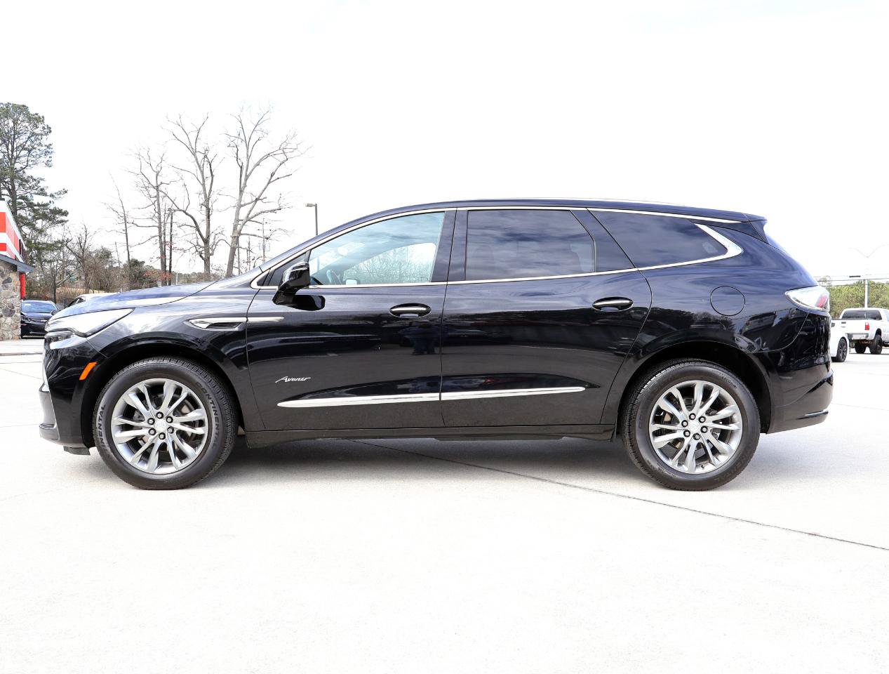 Used 2022 Buick Enclave Avenir w/ Avenir Technology Package FWD image 3