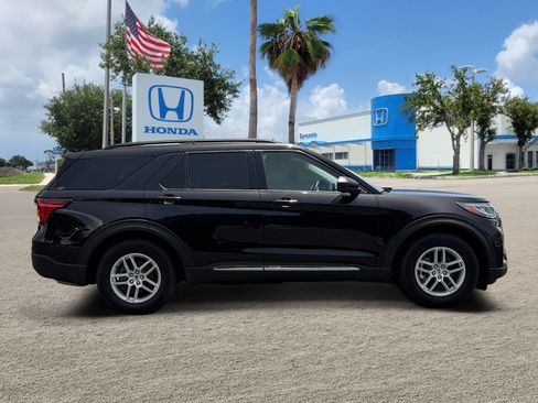 Used 2025 Ford Explorer Active RWD image 2