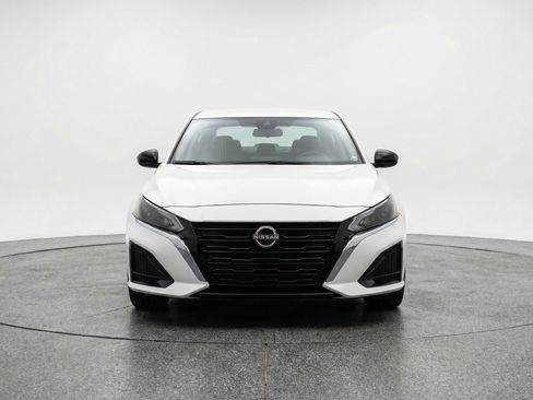 Used 2025 Nissan Altima 2.5 SV FWD image 2