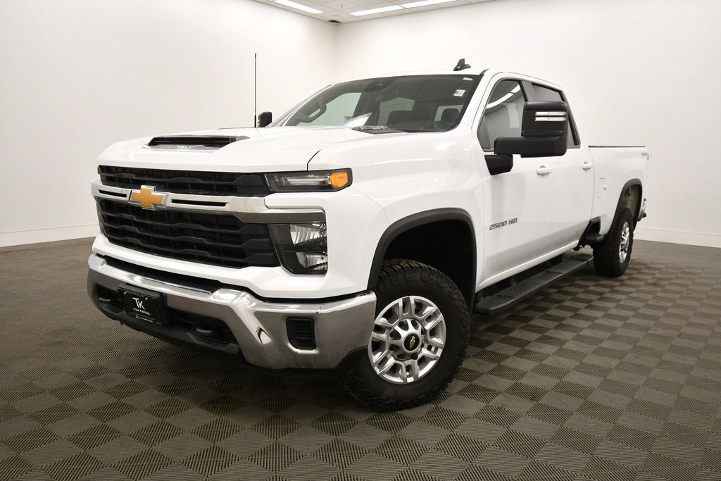 Used 2024 Chevrolet Silverado 2500 LT AWD/4WD image 2