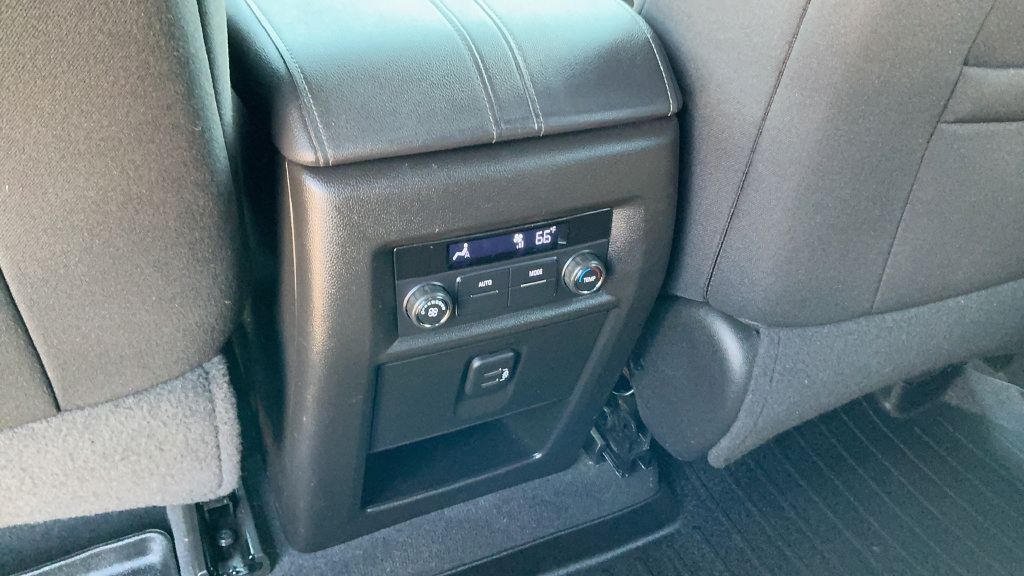 Used 2023 Chevrolet Traverse LT FWD image 10