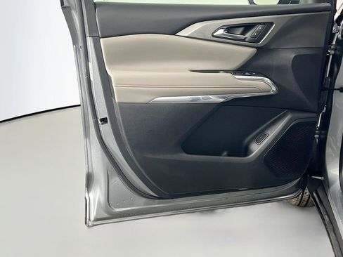 Used 2025 Chevrolet Traverse LT image 18