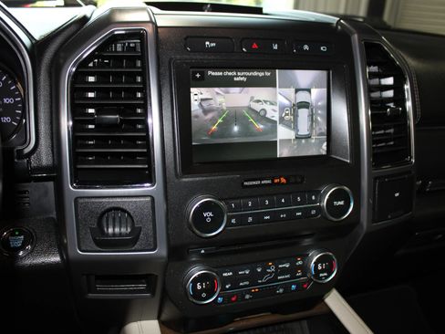 Used 2018 Ford Expedition Platinum RWD image 17