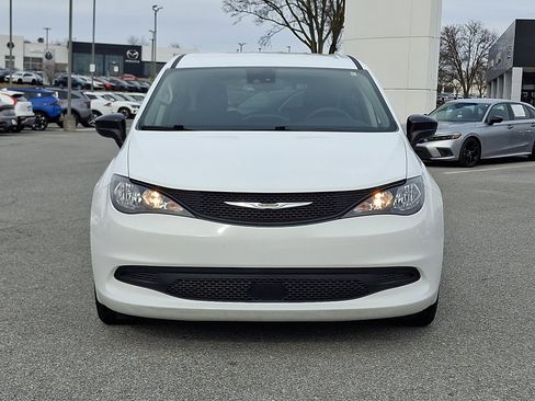 Used 2024 Chrysler Voyager LX image 2