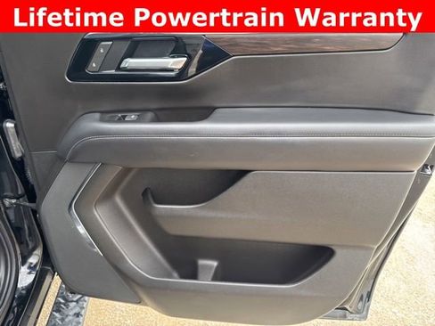 Used 2025 Chevrolet Suburban Z71 image 23