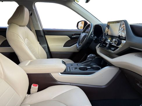 Used 2021 Toyota Highlander XLE image 14