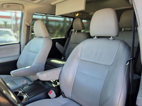 Used 2017 Toyota Sienna Limited Premium image 27