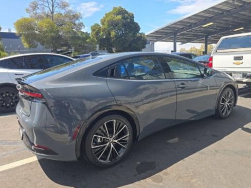 Used 2023 Toyota Prius XLE FWD image 3