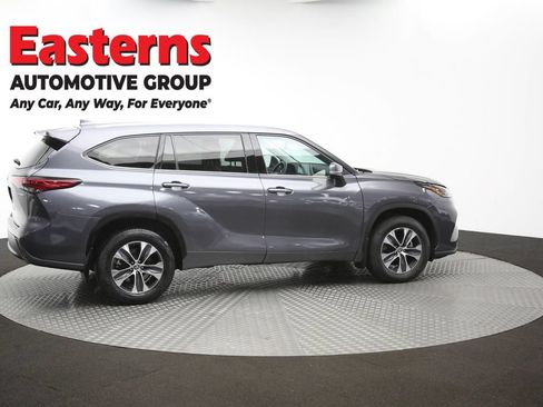 Used 2022 Toyota Highlander XLE AWD/4WD image 45
