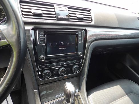 Used 2018 Volkswagen Passat 2.0T SE image 7