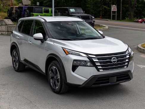 Used 2024 Nissan Rogue SV AWD/4WD image 3