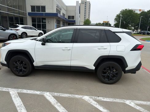 Used 2021 Toyota RAV4 LE AWD/4WD image 7