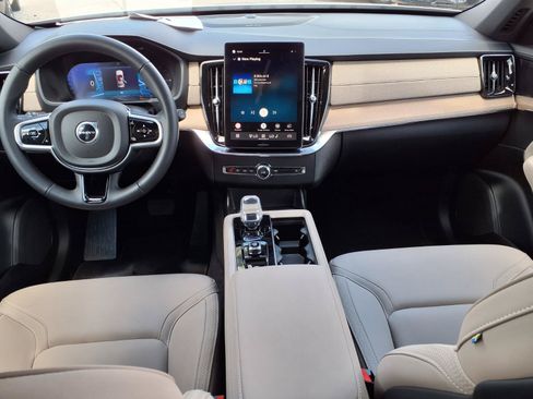 Certified 2025 Volvo XC90 T8 Plus AWD/4WD image 17