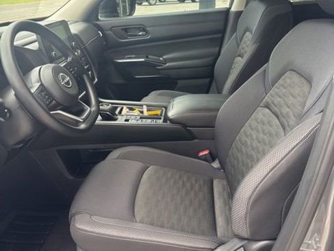 Used 2025 Nissan Pathfinder S FWD image 5
