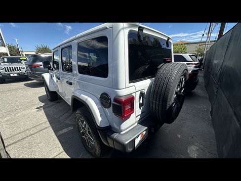 Used 2025 Jeep Wrangler Unlimited Sahara AWD/4WD image 3