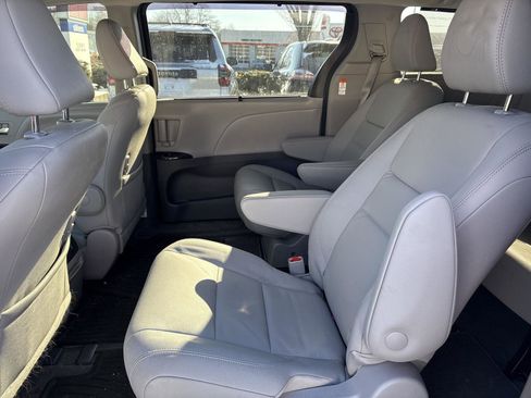 Used 2020 Toyota Sienna XLE image 22