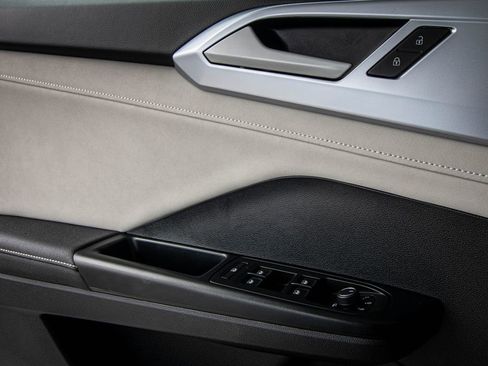 Certified 2025 Volkswagen Taos SE image 20