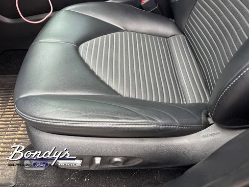Used 2023 Toyota Highlander XSE FWD image 6