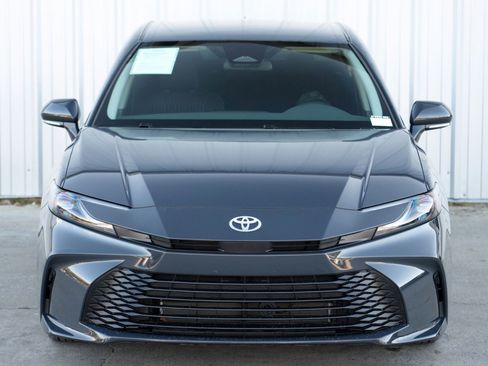 Used 2025 Toyota Camry LE image 43