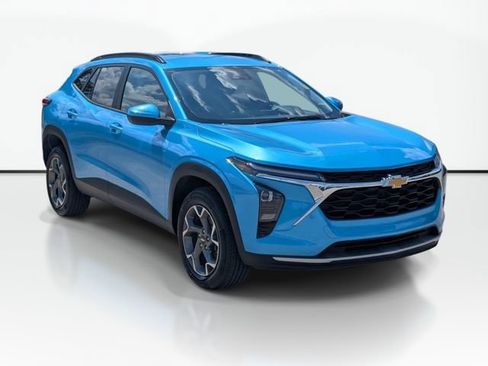 Used 2025 Chevrolet Trax LT FWD image 4