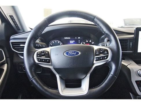 Used 2022 Ford Explorer XLT w/ Equipment Group 202A AWD/4WD image 15
