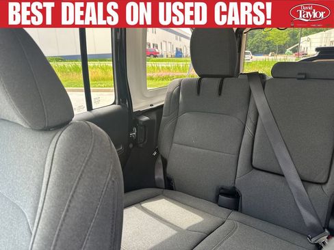 Used 2025 Jeep Wrangler Unlimited Sahara AWD/4WD image 17