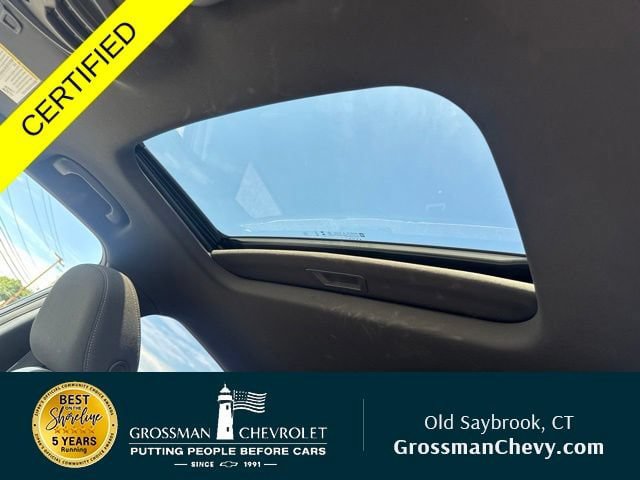 Used 2024 Chevrolet Trax RS w/ Sunroof Package FWD image 2