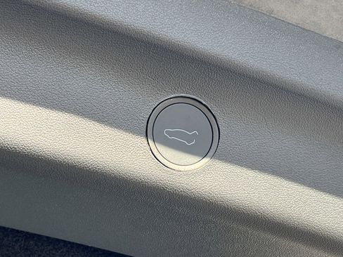 Used 2024 Tesla Model Y Long Range image 27