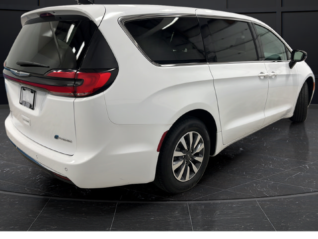 Used 2024 Chrysler Pacifica Limited FWD image 7