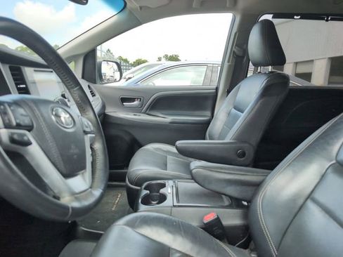 Used 2017 Toyota Sienna SE FWD image 2