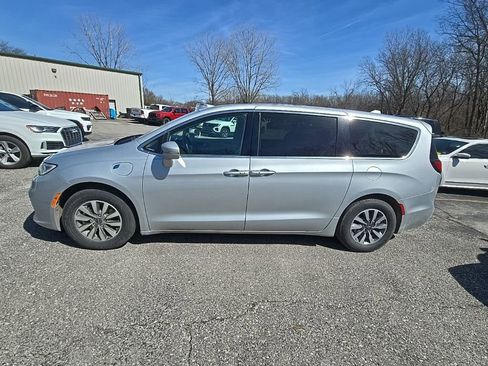 Used 2022 Chrysler Pacifica Touring-L image 3