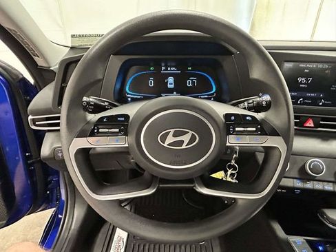 Certified 2025 Hyundai Elantra SE FWD image 22