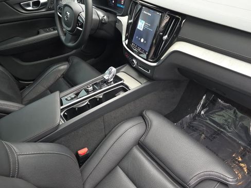 Used 2024 Volvo V60 B5 Cross Country Ultimate image 18