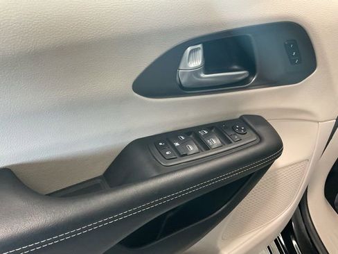 Used 2024 Chrysler Pacifica Touring-L image 17