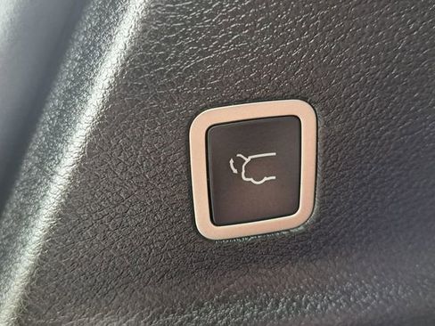Used 2025 Chrysler Pacifica Select FWD image 8
