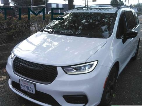 Used 2025 Chrysler Pacifica Limited FWD image 1