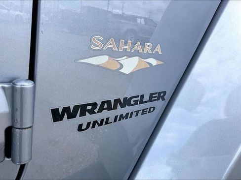Used 2015 Jeep Wrangler Unlimited Sahara w/ Connectivity Group AWD/4WD image 41