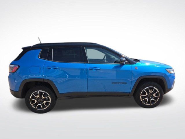 Used 2025 Jeep Compass Trailhawk AWD/4WD image 9