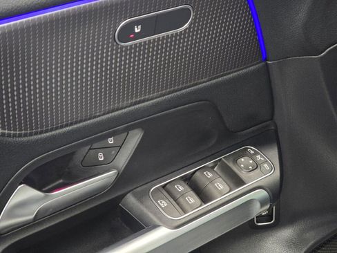 Used 2022 Mercedes-Benz EQB 350 4MATIC image 31