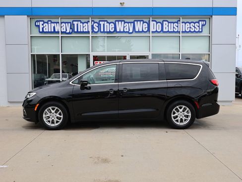 Used 2024 Chrysler Pacifica Touring-L FWD image 7