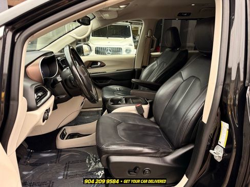 Used 2019 Chrysler Pacifica Touring-L FWD image 20