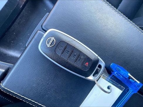 Used 2025 Nissan Rogue SL w/ Tech Package image 35