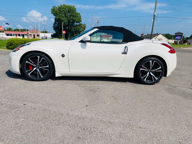 Used 2018 Nissan 370Z Touring Sport RWD image 2