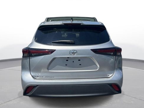 Used 2025 Toyota Highlander LE FWD image 7